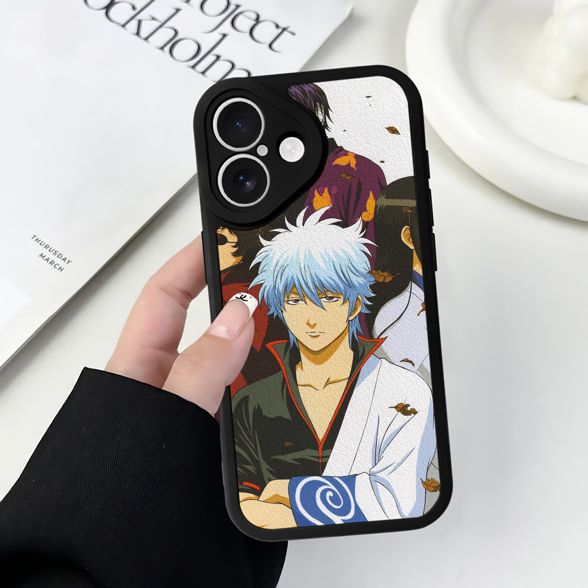 （画像用） ぎんたま 坂田銀時（さかたぎんとき） 神楽 志村新八（しむら しんぱち） GINTAMA Sakata Gintoki Kagura Shimura Shinpachi 【iPhone 16シリーズ対応】シリコンスマホケース（レザー調） 材質：シリコン